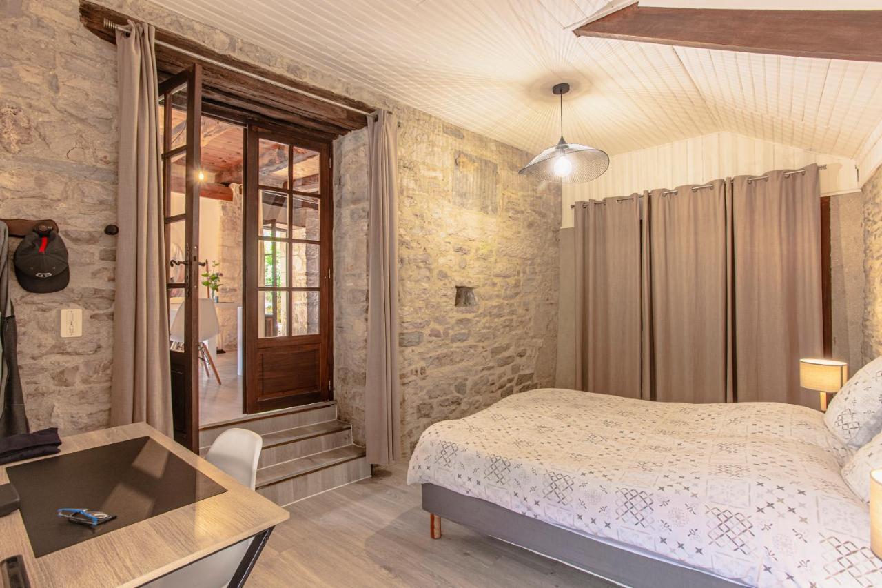 Maison En Pierres Au Coeur Du Village Medieval De Villeneuve ภายนอก รูปภาพ